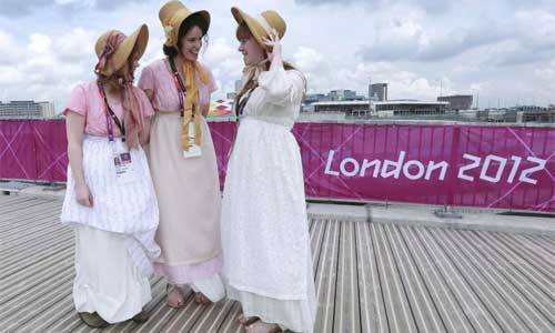 Performers are going to the Olympic Park for rehearsal in London. Photo: Xinhua