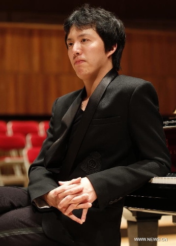  Chinese classic pianist Li Yundi speaks to reporters before his recital at the Royal Festival Hall in London, capital of Britain, April 18, 2013. Li Yundi held a piano recital in London on Thursday. (Xinhua/Wang Lili)