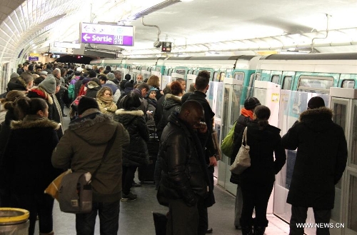 Photo taken on March 12, 2013 shows the crowd in the subway in Paris, capital of France. According to Meteo France, the country's weather agency, two departments were put under red alert and 27 others including Paris and suburbs under orange alert on predicted heavy snowfall till Wedenesday morning. (Xinhua/Zheng Bin)  