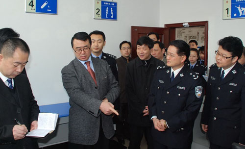 File photo: Wang Lijun, then director of Chongqing Public Security Bureau, visits policemen on February 5, 2010. Photo: cnnz.gov.cn