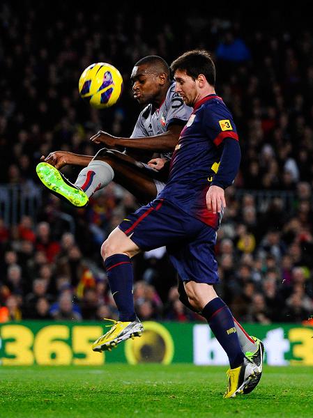 Lionel Messi (right ) of Barcelona duels for the ball with Raoul Loe of Osasuna on Sunday. Photo: CFP