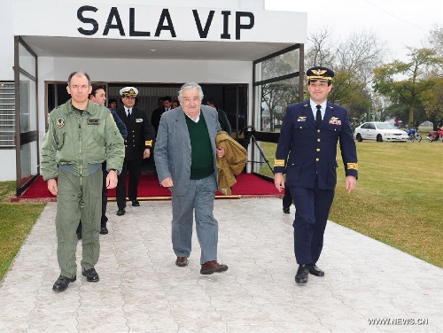 Image provided by Uruguay's Presidency shows President of Uruguay Jose Mujica (C) leaving for Bolivia, in Montevideo, Uruguay, on July 4, 2013. Jose Mujica left for Bolivia to attend the emergency meeting of the Union of South American Nations (UNASUR, by its acronym in Spanish). (Xinhua/Uruguay's Presidency)