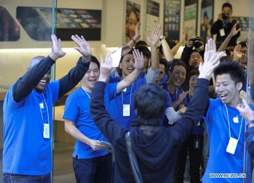 Staff members of the Apple Store Ginza welcome a man in Tokyo, capital of Japan, on November 2, 2012. Sales of the new iPad mini tablet computer started in Japan on Friday. Photo: Xinhua