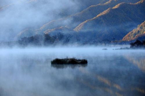 Photo taken on October 17, 2012 shows a view of the Dajiuhu National Wetland Park in Shennongjia in Central China's Hubei Province. The Dajiuhu wetlands, made up of nine lakes, is the largest wetlands in area with highest altitude in Central China. Photo: Xinhua