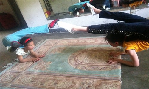 Huanhuan and Lele perform acrobatics in the apartment where they lived in Pudong New Area, Shanghai, for a volunteer who posed as a customer on May 13. 
Photo: Courtesy of Zaizai