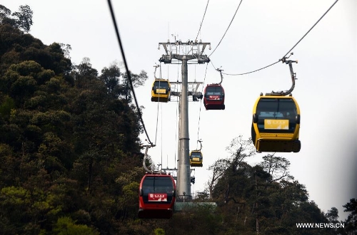   Tourists take cable cars while visiting the Sanqing Mountain in east China's Jiangxi Province, April 13, 2013. The scenic area of Sanqing Mountain entered a peak tourist season as temperature rises recently. (Xinhua/Zhou Ke)  