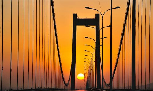 Photo taken on November 4, 2012 shows the Taizhou Yangtze River Bridge in Taizhou, east China's Jiangsu Province. The 62-kilometer-long bridge, which spans the Yangtze River and links Taizhou, Yangzhou, Zhenjiang and Changzhou in Jiangsu Province, opened traffic on Sunday. Photo: Xinhua