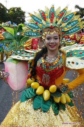 Street dancers perform during the Aliwan Festival in Manila, the Philippines, April 13, 2013. More than 5,000 participants from all over the Philippines took part in the annual event. (Xinhua/Rouelle Umali)