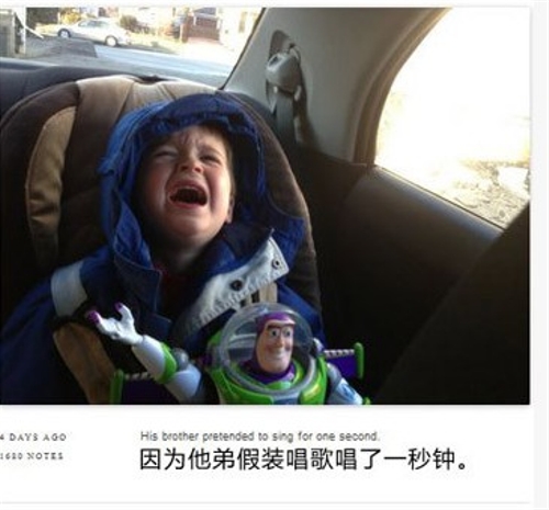 His brother pretended to sing for one second. (Photo: gb.cri.cn)