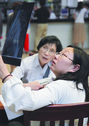 A doctor analyzes an X-ray at Zhongda Hospital at the Southeast University in Nanjing, Jiangsu Province, on May 18, 2012. Photo: IC