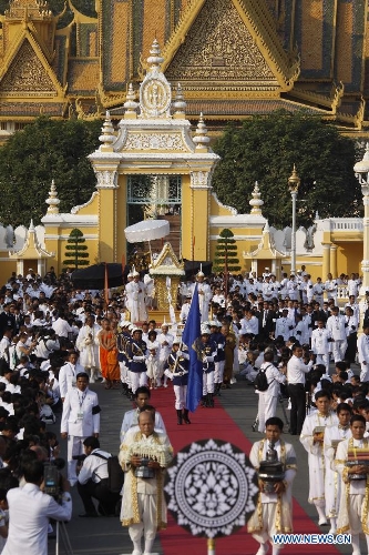 People attend the funeral procession of the late King Father Norodom Sihanouk in Phnom Penh, Cambodia, Feb. 1, 2013. The body of late King Father Norodom Sihanouk was carried from the Palace in a procession to a custom-built crematorium at the Veal Preah Meru Square next to the Palace on Friday. The body will be kept for another three days and then will be cremated on Feb. 4. (Xinhua/Sovannara)