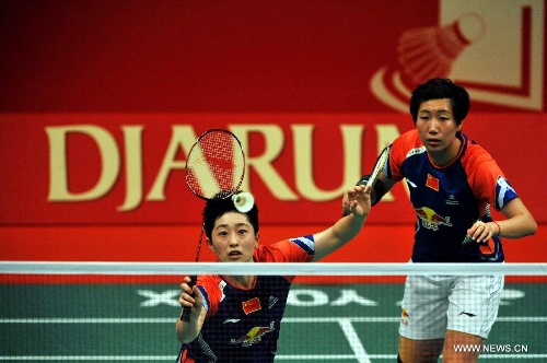 China's Yu Yang (L) and Wang Xiaoli compete during the women's doubles second round against Lee So Hee and Shin Seung Chan of South Korea at the Djarum Indonesia Open 2013 in Jakarta, Indonesia, June 13, 2013. Yu Yang and Wang Xiaoli won 2-0. (Xinhua/Agung Kuncahya B.) 