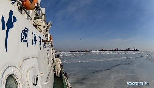 A patrol boat is on duty on the sea covered by floating ice near Qinhuangdao, north China's Hebei Province, Jan. 24, 2013. The floating ice in Bohai Sea has expanded due to the cold snap. (Xinhua/Yang Shiyao)