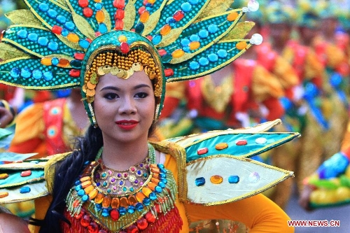 Street dancers perform during the Aliwan Festival in Manila, the Philippines, April 13, 2013. More than 5,000 participants from all over the Philippines took part in the annual event. (Xinhua/Rouelle Umali)