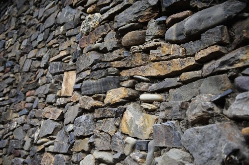 Photo taken on March 22, 2013 shows the wall of a stone house which is aged over 600 years in Yangda Village of Riwar Township in Suoxian County in the Nagqu Prefecture, southwest China's Tibet Autonomous Region. Three stone houses, each with the age exceeding more than 600 years, are preserved well in the village. (Xinhua/Liu Kun)  