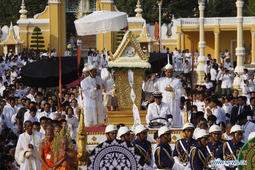 People attend the funeral procession of the late King Father Norodom Sihanouk in Phnom Penh, Cambodia, Feb. 1, 2013. The body of late King Father Norodom Sihanouk was carried from the Palace in a procession to a custom-built crematorium at the Veal Preah Meru Square next to the Palace on Friday. The body will be kept for another three days and then will be cremated on Feb. 4. (Xinhua/Sovannara)