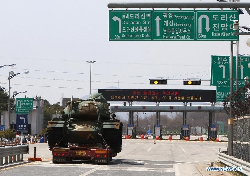 A South Korean vehicle carrying a tank arrives at the Customs, Immigration and Quarantine (CIQ) office in the border city of Paju, Gyeonggi province of South Korea, April 11, 2013. The Kaesong industrial zone may cease to exist if the South Korean authority continues its confrontation policy, said an official of the Democratic People's Republic of Korea (DPRK) on Thursday. (Xinhua/Park Jin-hee) 