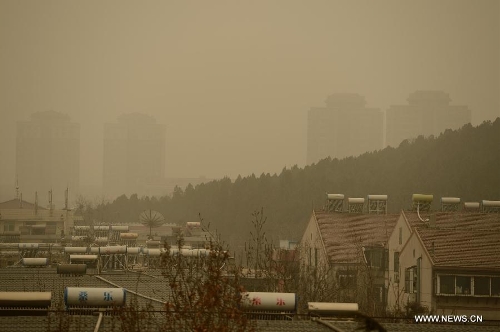  Residential buildings are seen engulfed by a hazy day in Jinan, capital of east China's Shandong Province, Feb. 28, 2013. Pollution worsened in China's north and east provinces as a sand storm hit the region on Thursday. (Xinhua/Guo Xulei) 