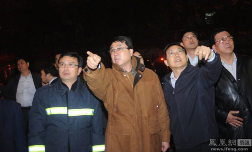 File photo: Wang Lijun (front row, 2nd from the left), then director of the Chongqing Public Security Bureau, directs firefighting efforts at a blaze in a Chongqing electronics store on April, 24, 2010. Photo: CFP