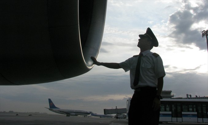 A pilot inspects a passenger plane. Photo: CFP 