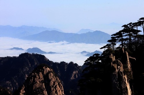 Photo taken on Feb. 16, 2013 shows the sea of clouds at the Huangshan Mountain scenic spot in Huangshan City, east China's Anhui Province. (Xinhua/Shi Guangde) 