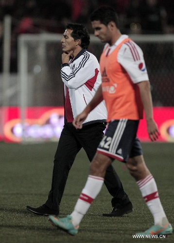 Chivas' coach Bejamin Galindo (L) walks after a Liga MX soccer match against Tijuana's Xolos in Tijuana, Mexico, on May 3, 2013. (Xinhua/Guillermo Arias) 