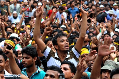 Supporters of 18 opposition parties take part in a mass rally at Motijheel area in Dhaka, capital of Bangladesh, on May 4, 2013. Bangladesh's main opposition in parliament Saturday evening slapped a 48-hour ultimatum on Prime Minister Sheikh Hasina's government to announce the restoration of a non-party caretaker government system. (Xinhua/Shariful Islam)