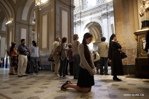 A faithful prays to commemorate the Holy Thursday in the Holy Week at the Metropolitan Cathedral in the city of Buenos Aires, capital of Argentina, on March 28, 2013. (Xinhua/Martin Zabala)