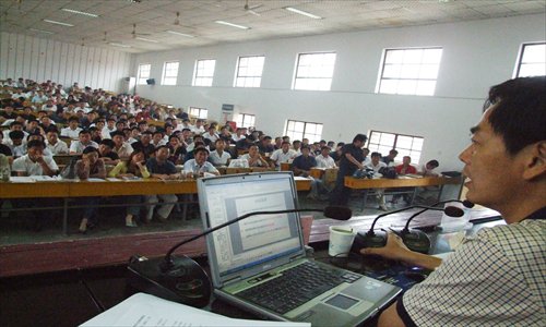 Luan Jingdong, a professor of economics with Anhui Agricultural University, teaches a class for 270 village officials from the Yeji experimental zone and Huoqiu county, on September 4, 2008. Photo: IC