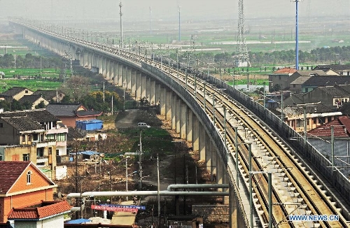  Photo taken on Feb. 25, 2013 shows the completing Hangzhou-Ningbo high-speed railway in Shangyu, east China's Zhejiang Province. Designed at a top speed of 350km/h, the 150-kilometer Hangzhou-Ningbo high-speed railway linking Hangzhou and Ningbo, two hub cities in Zhejiang, will reduce the travel time to 36 minitues when it is put into operation in July 2013, as expected. (Xinhua/Tan Jin)  