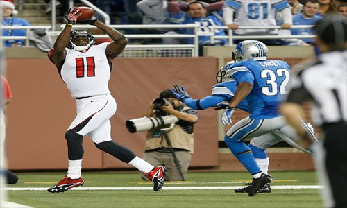 Julio Jones of the Atlanta Falcons catches a touchdown pass. Photo: AFP