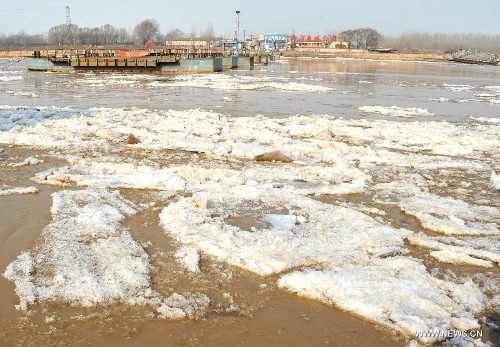 The Jinan segment of the Yellow River is frozen due to low temperature in east China's Shandong Province, Jan. 5, 2013. Influenced by cold front, the temperature of Shandong this winter is colder than the past years. The average temperature of recent 10 days has even hit a 30-year low. (Xinhua/Xu Suhui) 