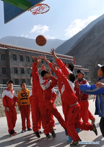 Pupils of the Tibetan ethnic group play basketball at No. 1 Primary School of Deqin County in Diqing Tibetan Autonomous Prefecture, southwest China's Yunnan Province, March 12, 2013. A total of 1,260 pupils, most of whom are of the Tibetan ethnic group, study at this school, which was founded in September 2012. Pupils here are offered free meals and lodging. (Xinhua/Lin Yiguang) 