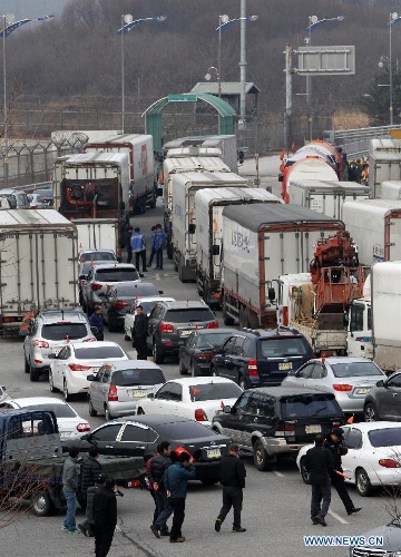 South Korean vehicles heading for the inter-Korean industrial complex in Kaesong, a border city in the Democratic People's Republic of Korea (DPRK), pass through an immigration office at the Customs, Immigration and Quarantine (CIQ) in Paju, Gyeonggi province of South Korea, April 1, 2013. The South Korean government said last Saturday that it will not change the policy of keeping the Kaesong Industrial Complex open. DPRK has threatened to shut down the joint Kaesong industrial park with South Korea if the latter continued to insult its dignity, according to DPRK's official KCNA news agency. (Xinhua/Park Jin-hee) 