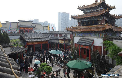 A curio flea market is seen at Zhengzhou Antique Market in Zhengzhou, capital of central China's Henan Province, April 14, 2012. The flea market of Zhengzhou Antique Market attracted many collectors everyday. Venders lay their goods on the ground, making the flea market a popular place for curios and antiques business. Photo: Xinhua