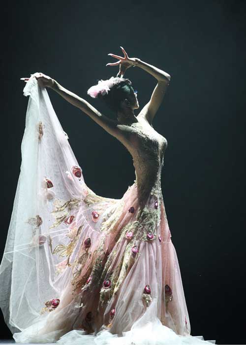 Dancer master Yang Liping performs the dance drama 