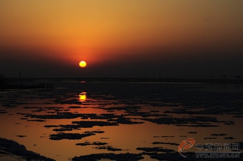 The Yellow River boasts beautiful winter scenes in the city of Yinchuan, Ningxia Hui Autonomous Region, on January 13. A large chunk of ice was floating on its surface as the sun set and the air temperature dropped rapidly. (Photo source : nxnews.net)