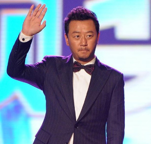 Actor Guo Tao, winner for Best Supporting Actor, gestures during the closing ceremony of the Changchun Film Festival in Changchun, Northeast China's Jilin Province, August 25, 2012. The six-day Changchun Film Festival was attended by renowned film directors, playwrights, actors and actresses, composers and officials from the Chinese mainland as well as Hong Kong, Taiwan and Macao. China Changchun Film Festival has been held every two years since it was launched in 1992. Photo: Xinhua