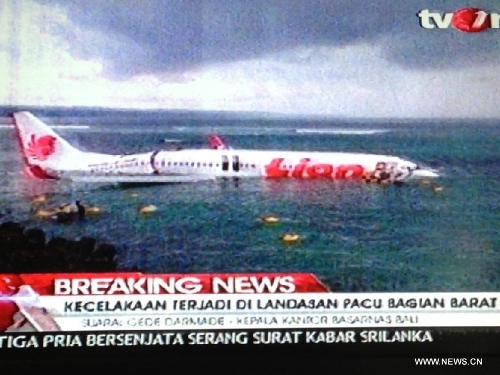 Photo taken on April 13, 2013 shows the TV screen of breaking news of a Lion Air plane crashing into sea while landing in Bali, Indonesia. A plane operated by Lion Air with over 100 passengers on board crashed into sea while landing at an airport in Bali on Saturday, an Indonesian official said. (Xinhua/Veri Sanovri) 