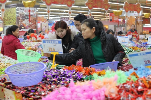 Residents shop at a supermarket in Meishan, southwest China's Sichuan Province, Jan. 19, 2013. Retailers all around the country rushed to take many kinds of sales boosting measures to attract shoppers on the occasion of  Chinese Spring Festival that falls on Feb. 10 this year. (Xinhua/Hang Xingwei) 