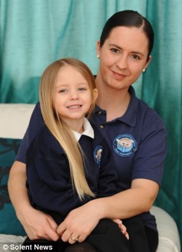 Elijah Edney, a three-year-old boy, is to have his 2ft-long hair cut off for charity because he keeps being mistaken for a girl.  The hair will be donated to charity, to provide a wig for a child with cancer or other conditions. (Source: Huanqiu.com / dailymail)