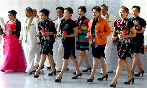 Senior citizens dress up and prepare for a show Wednesday at Donghua University, which has recently been named as a center of clothing culture in Shanghai. Photo: Yang Hui/GT