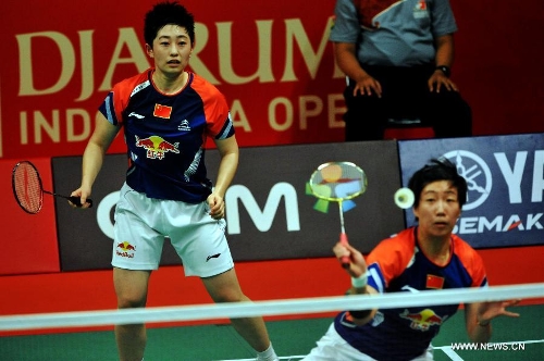 China's Yu Yang (Rear) and Wang Xiaoli compete during the women's doubles second round against Lee So Hee and Shin Seung Chan of South Korea at the Djarum Indonesia Open 2013 in Jakarta, Indonesia, June 13, 2013. Yu Yang and Wang Xiaoli won 2-0. (Xinhua/Agung Kuncahya B.) 