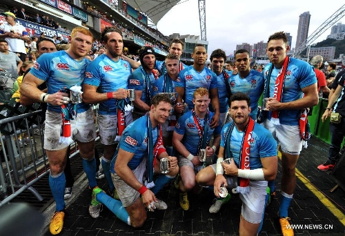  Team England pose with their trophies after a match against Hong Kong of China at the Hong Kong Sevens rugby tournament in south China's Hong Kong, March 24, 2013. England won the match 42-7 to win the 9th place. (Xinhua/Lo Ping Fai) 