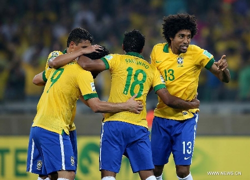 Brazil's players celebrate their victory after the FIFA's Confederations Cup Brazil 2013 semifinal match against Uruguay, held at Mineirao Stadium, in Belo Horizonte, Minas Gerais state, Brazil, on June 26, 2013. (Xinhua/Liao Yujie)