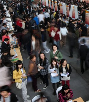 Applicants maneuver their way through a job fair at Shanghai University's Yanchang Road campus Wednesday. About 150 overseas Chinese ventures attended the event, looking to fill 2,000 positions. Photo: Cai Xianmin/GT