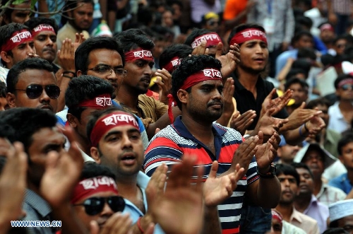 Supporters of 18 opposition parties take part in a mass rally at Motijheel area in Dhaka, capital of Bangladesh, on May 4, 2013. Bangladesh's main opposition in parliament Saturday evening slapped a 48-hour ultimatum on Prime Minister Sheikh Hasina's government to announce the restoration of a non-party caretaker government system. (Xinhua/Shariful Islam) 