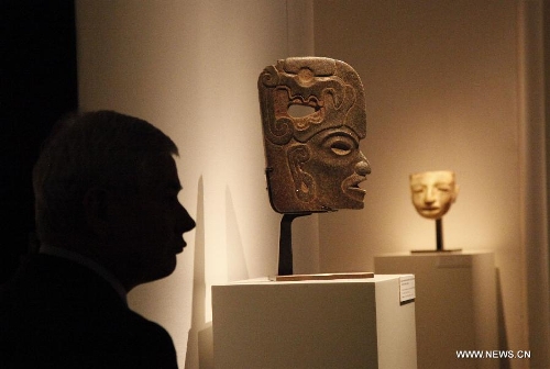  A visitor visits at the 58th Brussels Antiques & Fine Arts Fair (BRAFA) in Brussels, Belgium, Jan. 19, 2013. A total of 128 antique and fine art dealers from across the world will showcase their most precious pieces of art during the one-week fair. (Xinhua/Wang Xiaojun) 