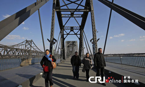 Tourists walk on the Broken Bridge over the Yalu River in Dandong, Liaoning Province on April 6. Photo: CFP/CRI