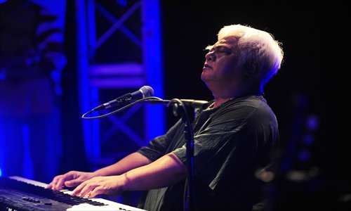 Taiwan folk singer Hu Defu performs in concert at The One Club in Beijing in September, 2012. Photo: CFP